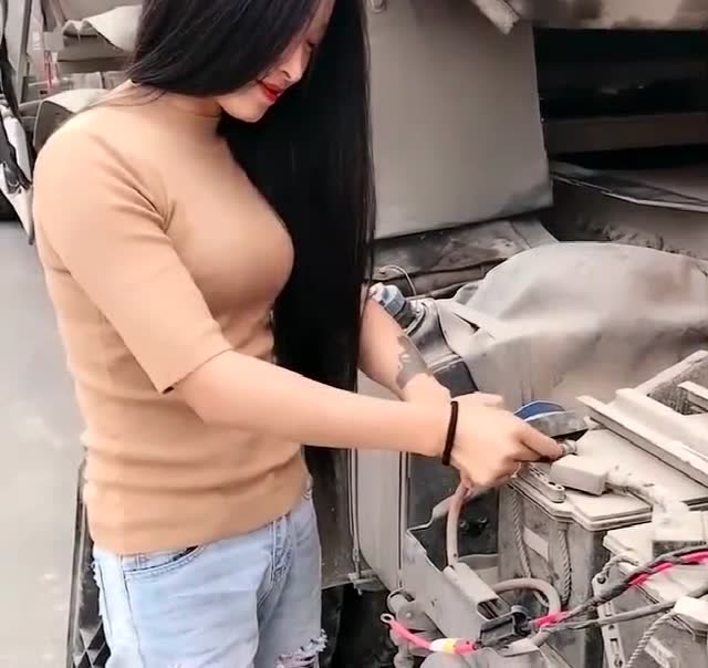 女司机亲自修车,手上纹身是亮点,一看这图案就是有故事得人!