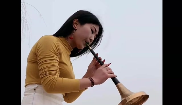 美女唢呐吹奏《孟姜女哭长城》伤感悦耳,经典难忘