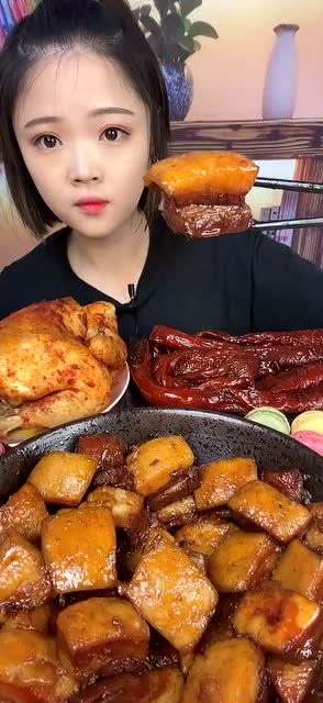 美女吃五花肉,太能吃了一口一个,看的我直咽口水!
