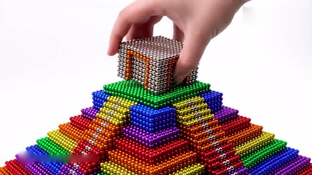 小伙一口气买来14000颗巴克球,动手建了一座金字塔,想象力真不错!