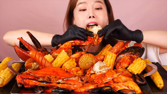 美女大胃王大秀吃播实力,"爆辣"海鲜直接就吞,大胃王实力藏不住呀