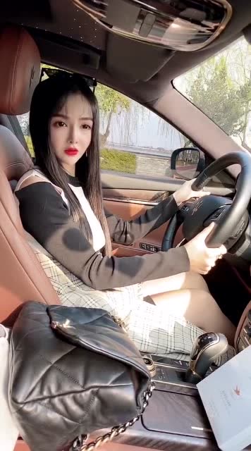 美女开玛莎拉蒂倒车,你们看是不是新手?