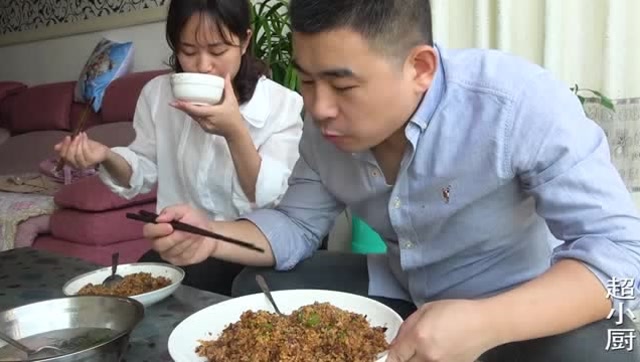 超小厨做羊肉炒饭,一块羊肉一锅米饭,夫妻俩一人一盘,吃过瘾
