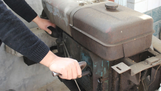 人工手摇拖拉机,你知道怎么把它发动起来吗?