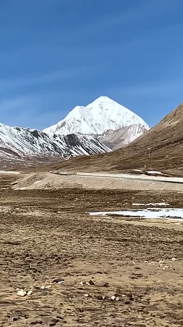 窮母崗日峰,海拔7048米,地處念青唐古拉山脈