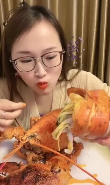 小姐姐直播吃海鲜,看着眼前的这一幕,万万没想到