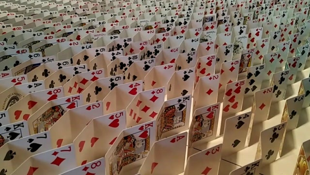 三天摆了这么多扑克,茫茫一片,最后推倒的瞬间只有十秒钟