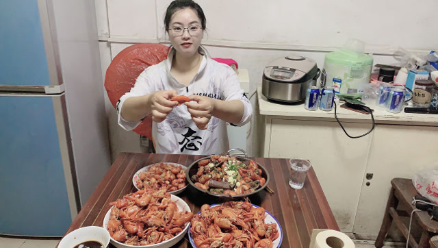 湖北小龙虾价太低,亏得小赵想哭,这么大盆才卖一百多,自己吃了得了