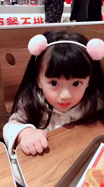 最近这个小姑娘超级火,圆圆的大眼睛超萌,好可爱