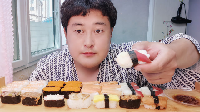 大嘴叔今天吃寿司,小小寿司让人回味无穷,祝大家五一劳动节快乐