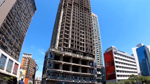 深圳最有名的烂尾楼之一,位于寸土寸金的闹市区,至今无人能搞定