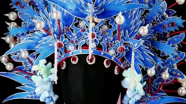 美女用易拉罐做成的凤冠,你觉得你花多久时间才能学会呢,这可是个细致