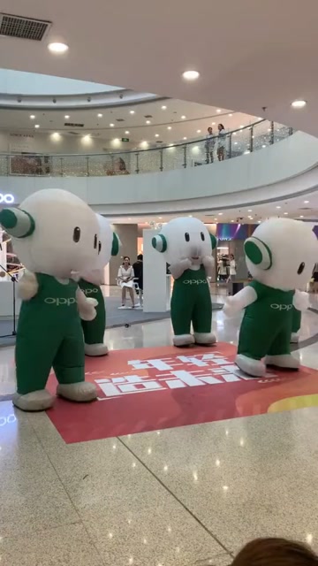 oppo小玩偶在商场跳舞其中一只完全吸引住了所有人眼球啊