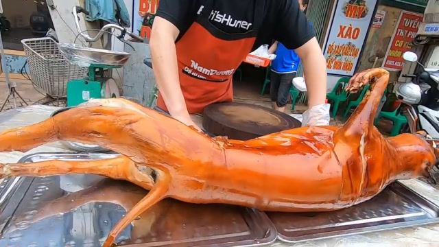 农村大叔卖"烤全狗",刚烤熟就被食客包围,88一斤,一条卖得3520块