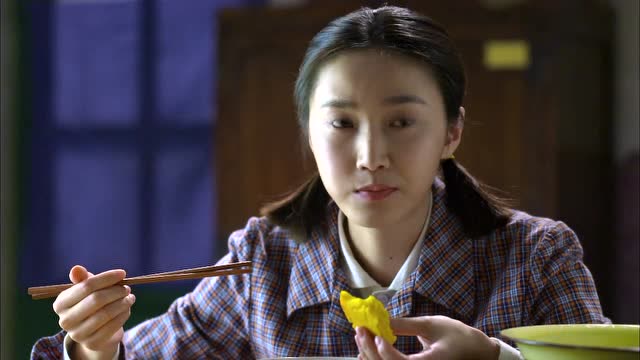 我的二哥二嫂三人围坐在炕上曲慧敏又出着鬼主意周文却低下了头