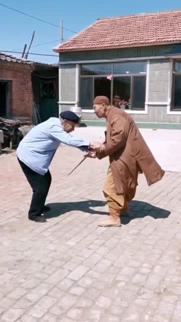 86岁的徒弟看见师父也要磕头一日为师终身为父给你点个赞吧