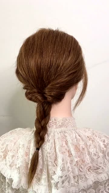 夏天穿长裙的温婉女孩子这样扎个发型,简直太淑女了