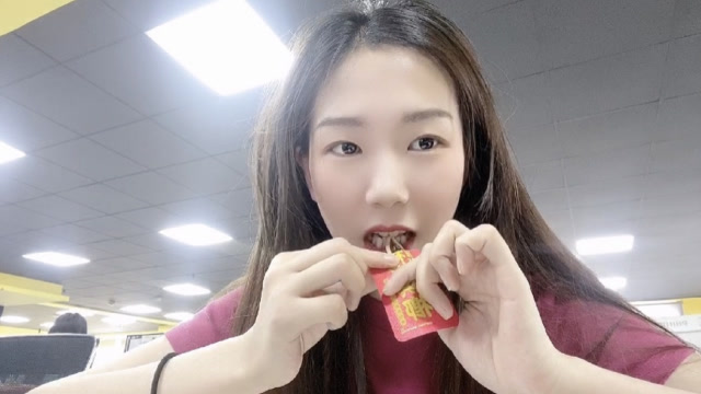 为什么男人都喜欢吃槟榔?打工妹忍不住尝试,第一口就觉得好麻!