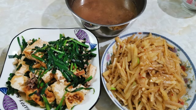 见识下广东穷人家的晚餐,人均不到5元,这饭菜你吃得下去吗