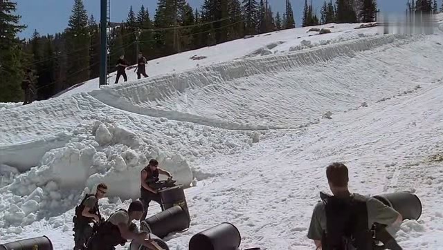 冰冻蜘蛛:男子吸引巨型蜘蛛,看到食物蜘蛛全都扑上去,全被士兵抓捕!