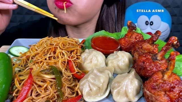 国外女吃货,吃炒面,饺子,炸棒棒鸡,吃得太香了