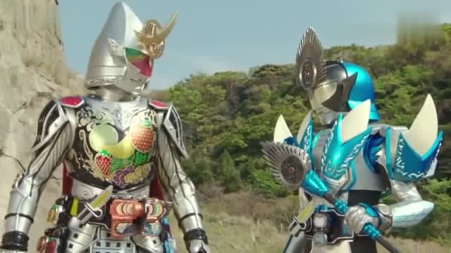 假面骑士铠武与伙伴们协力作战,击败镀金的假面骑士mars