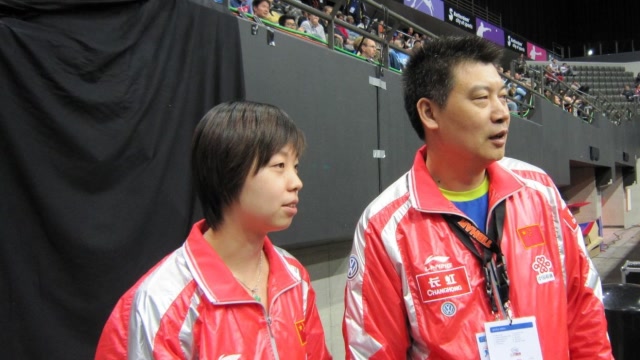 比赛暂停时国乒在干嘛?别的国家在讨论战术,李隼在教张怡宁让球