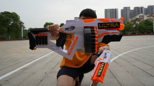 拆箱测评nerf热火极光发射器,1克重的子弹能射多远?