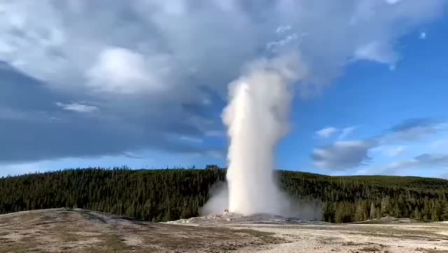 美国疫情期间,黄石公园的"火山"爆发了,不一般的风景线!