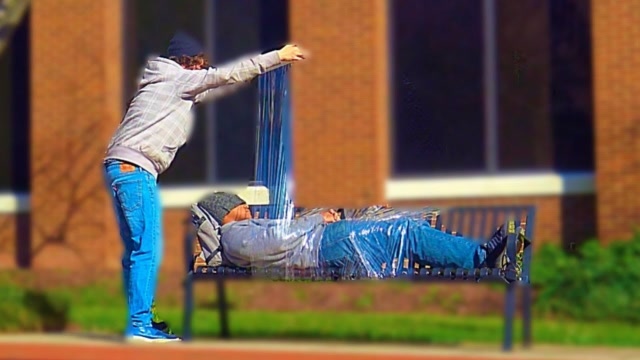 外国人街头整蛊:将睡觉的路人绑起来,下一秒跑都来不及!