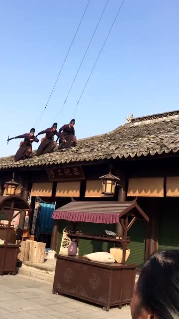 古装剧里面的飞檐走壁是这个飞的,跟我们生平所见不一样啊!