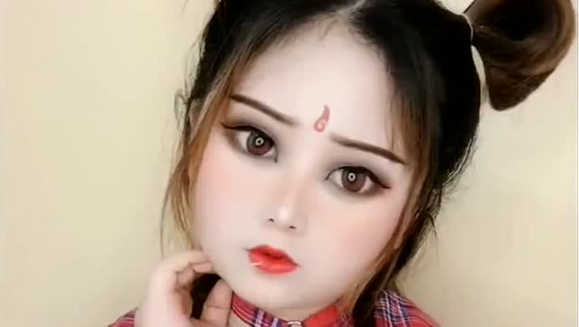 火爆全网的哪吒,网红小姐姐也来凑热闹,这一幕太可爱了!