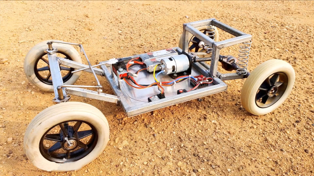 大哥手艺没得说,自制一辆电动遥控车,试玩一下太给力了