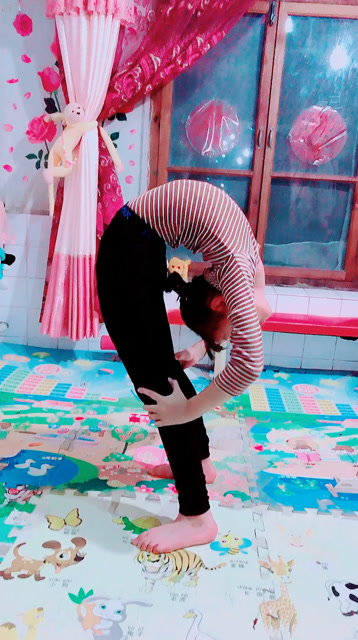 火遍全网的下腰抱腿,又有谁知道她吃了多少苦?