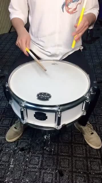 来听听在军鼓上,双跳的声音和手速,这些都是小小基本功!