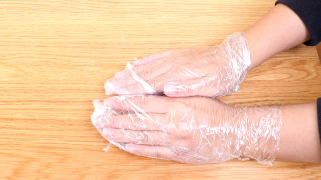 睡觉前把保鲜膜裹在手上,作用太棒了,我也是刚知晓,抓紧告诉妈妈