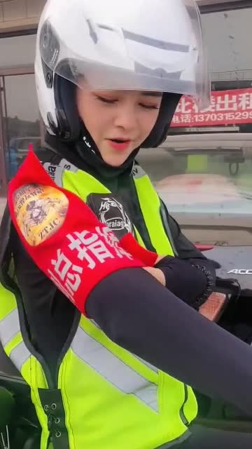 偶遇一个美女骑士指挥官,看完她的摩托车,感觉我们不适合!