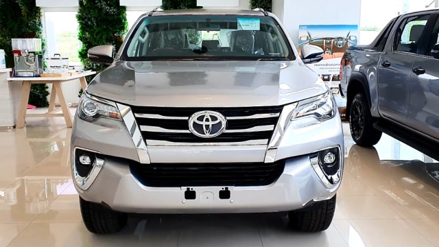 2020款丰田奔跑者4x4到货,外观和内饰详细实拍