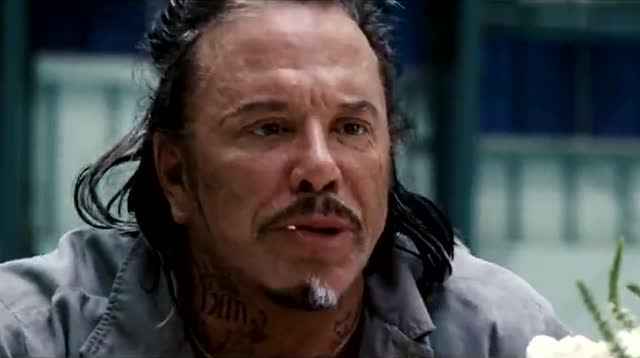 《钢铁侠2》:钢铁侠好不容易把鞭索送进监狱,一转眼又越狱逃了!