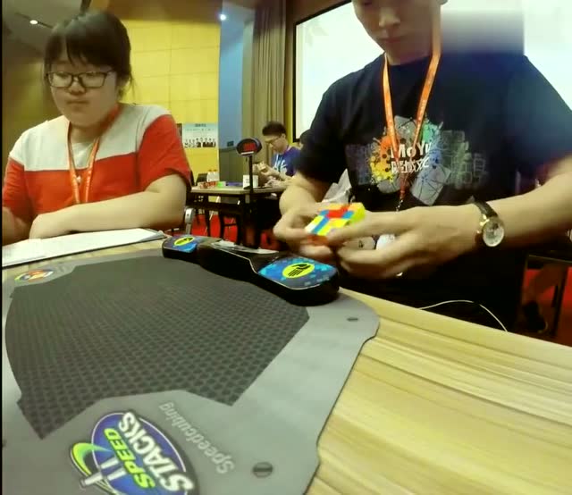 四阶中国纪录保持者王旭明24秒还原四阶魔方!是不是很厉害呀!