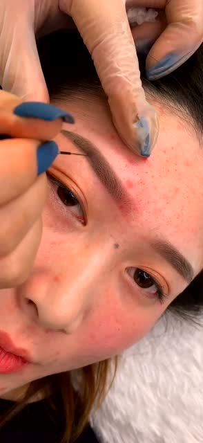 近距离看手工纹眉原来是这样的,这么长的针扎,看着都疼