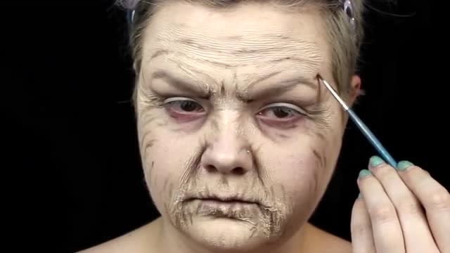 电影中让人变老的特效妆,原来是这样化的,看着跟老太婆似的!