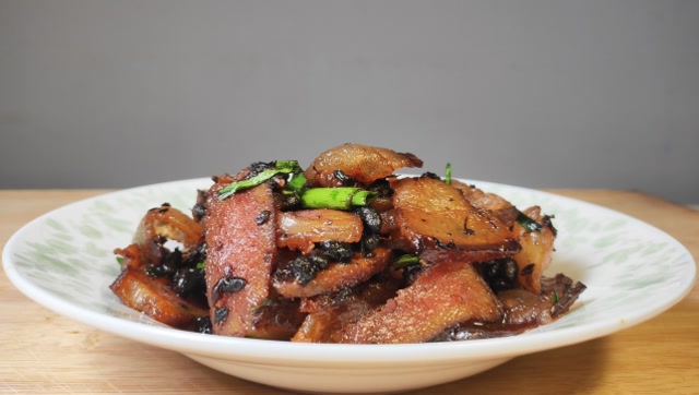 豆豉炒腊肉,下饭香喷喷,一口油滋滋,厨师二叔吃了都说好