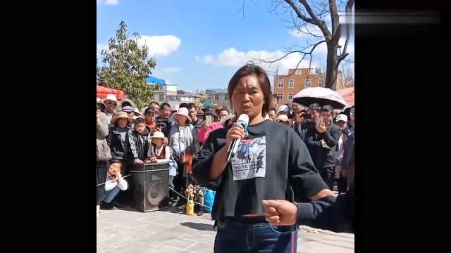 云南黑妹街头唱歌,被路人围得水泄不通,实力堪比中国好声音!