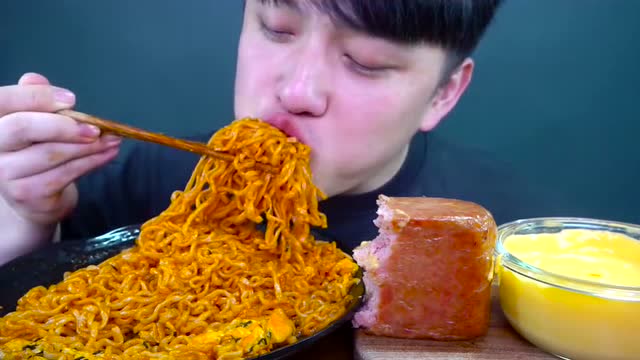 韩国udt小哥吃火鸡面午餐肉这么豪爽的吃法