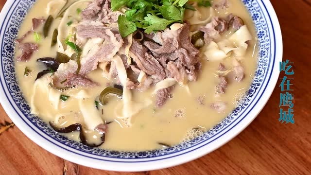 平顶山大叔花38元在街上吃碗炝锅烩面,足足有6两羊肉,鲜美可口