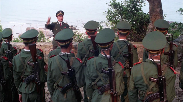 90年代警匪片:公安抓犯人,枪战场面火爆激励,胡慧中身手敏捷