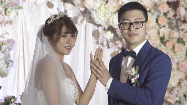 韩国22岁姑娘,终于如愿以偿嫁给中国小伙,婚礼全程笑的合不拢嘴