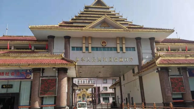 这里是中国缅甸交界处,铁丝网另外一侧就是缅甸,那里真的好穷呀