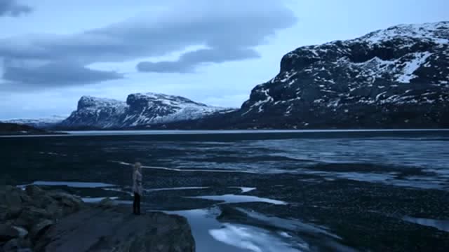 天然的回声谷,美女去冰川前演奏,回荡的声音好空灵